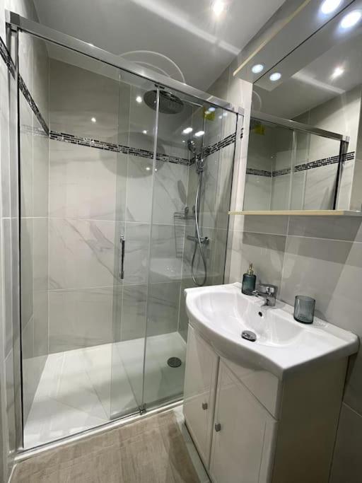 ביוסי-סיינט-ג'ורג' Appartement Cosy Et Moderne Proche De Disneyland מראה חיצוני תמונה