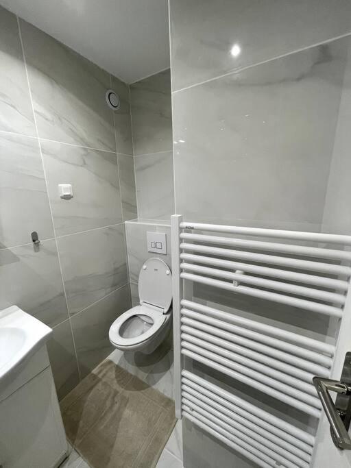 ביוסי-סיינט-ג'ורג' Appartement Cosy Et Moderne Proche De Disneyland חדר תמונה